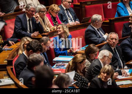 FRANCE-POLITIQUE-GOUVERNEMENT-PARLEMENT les ministres du gouvernement Bayrou au Parlement avec, au centre, Agnes Pannier-Runacher, ministre française de la transition écologique, de la biodiversité, des forêts, de la mer et de la pêche, au Parlement. À Paris, le 4 février 2025. PARIS ILE-DE-FRANCE FRANCE COPYRIGHT : XANDREAXSAVORANIXNERIX FRANCE-POLITICS-GOVERNMENT-PARLI ASAVORANINERI-9 Banque D'Images