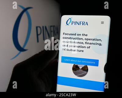 Allemagne. 11 novembre 2024. Dans cette illustration de photo, une personne tient un téléphone portable avec la page Web de la société d'infrastructure mexicaine PRINFRA sur l'écran devant le logo. (Crédit image : © timon Schneider/SOPA images via ZUMA Press Wire) USAGE ÉDITORIAL SEULEMENT ! Non destiné à UN USAGE commercial ! Banque D'Images