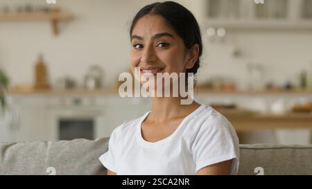 Heureux sourire insouciant sourire dentelé femme hindoue indienne fille arabe positive femme à la maison propriétaire appartement louer propre maison prêt assurance hypothécaire Banque D'Images