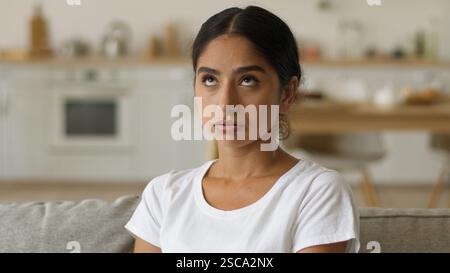 Stressé femme arabe fille indienne triste dame frustrée femme à la maison déçue problème déprimé au prêt hypothécaire d'appartement inquiétude crédit Banque D'Images