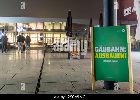Wahlplakat zur Bundestagswahl 2025 vor dem Bahnhof in Singen. Die Partei DIE Grünen fordern einen Ausbau der Gäubahn, die vom Hauptbahnhof Stuttgart nach Zürich führt. //05.02.2025 : Singen, Bade-Württemberg, Allemagne. *** Affiche électorale pour l'élection du Bundestag de 2025 devant la gare de Singen le Parti vert réclame une extension du Gäubahn, qui relie la gare centrale de Stuttgart à Zurich 05 02 2025 Singen, Baden Württemberg, Allemagne Banque D'Images