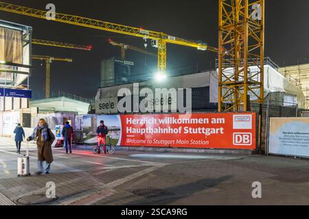 Hauptbahnhof Stuttgart BEI Nacht. IM Hintergrund die Baustelle Stuttgart 21, davor ein Banner mit der Aufschrift Herzlichen willkommen . //05.02.2025 : Stuttgart, Bade-Württemberg, Allemagne. *** Gare centrale de Stuttgart la nuit au fond le chantier Stuttgart 21, devant lui une bannière portant l'inscription Herzlichen willkommen 05 02 2025 Stuttgart, Bade-Württemberg, Allemagne Banque D'Images