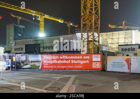 Hauptbahnhof Stuttgart BEI Nacht. IM Hintergrund die Baustelle Stuttgart 21, davor ein Banner mit der Aufschrift Herzlichen willkommen . //05.02.2025 : Stuttgart, Bade-Württemberg, Allemagne. *** Gare centrale de Stuttgart la nuit au fond le chantier Stuttgart 21, devant lui une bannière portant l'inscription Herzlichen willkommen 05 02 2025 Stuttgart, Bade-Württemberg, Allemagne Banque D'Images