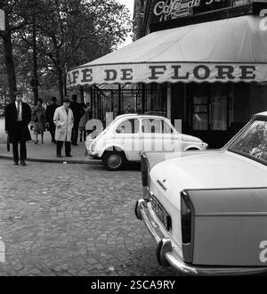 Voitures (Fiat 500), passants et le Café de flore au quartier Latin de Paris. Banque D'Images