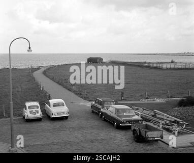 À l'Ijsselmeer près d'Harderwijk. Photo montre océan, littoral, voitures et pelouse (Fiat 500, Opel, Citroen R4). Banque D'Images