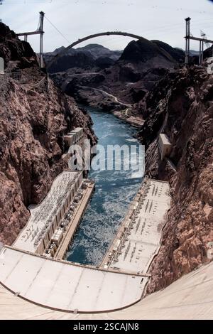 Une rivière avec un pont dessus. La rivière est très large Banque D'Images