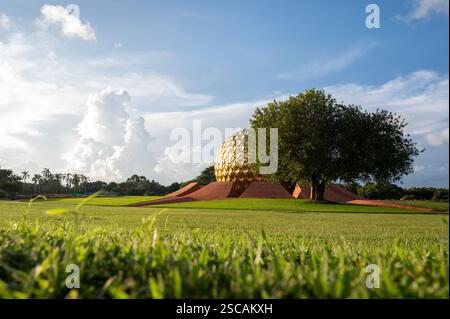 AUROVILLE, INDE - novembre 2024 : le Matrimandir dans le Parc de l'unité Banque D'Images