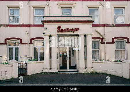 Une vue laide de Torquay montrant la décadence urbaine et le déclin avec le Seascape Hotel et les signes d'une économie en difficulté. Banque D'Images