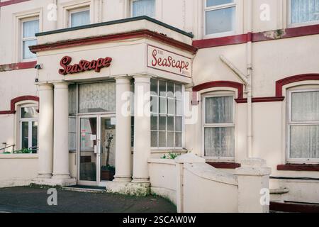 Une vue laide de Torquay montrant la décadence urbaine et le déclin avec le Seascape Hotel et les signes d'une économie en difficulté. Banque D'Images