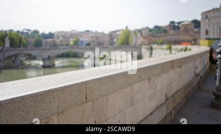 Vue floue sur une vieille rue de rome avec des bâtiments floues et des lumières bokeh, capturant l'essence de la vie urbaine italienne historique en plein air. Banque D'Images