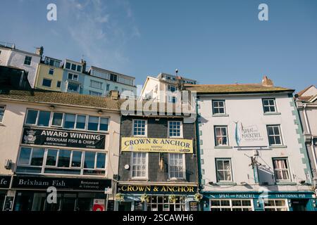 Bâtiments et restaurants surplombant Brixham Harbour, Devon, Royaume-Uni Banque D'Images