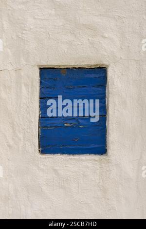Fenêtre bleue sur un mur blanc abstrait Banque D'Images