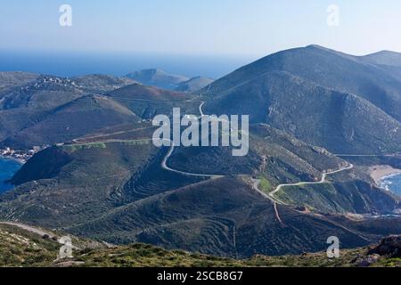 Vue aérienne de la péninsule de Tainaro, une région isolée de Mani, Laconie, Grèce. Magnifique paysage méditerranéen avec des montagnes escarpées et une mer bleue. Banque D'Images