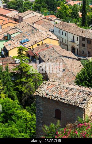 Paysage avec des toits de maisons de petite ville toscane en province, Italie Banque D'Images