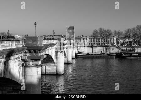 Paris, France - 20 janvier 2022 : bâtiments et architecture typiquement française autour de la Seine à Paris, la capitale française Banque D'Images