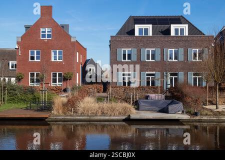 Nouveaux bâtiments résidentiels modernes le long du canal dans le quartier de Vathorst à Amersfoort. Banque D'Images