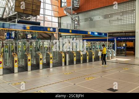 Portes d'enregistrement et de départ à l'entrée de la gare centrale d'Amersfoort. Banque D'Images