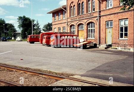 À la gare de Töreboda, au centre de la Suède. Les moteurs incendie sont stationnés devant le bâtiment. [traduction automatique] Banque D'Images
