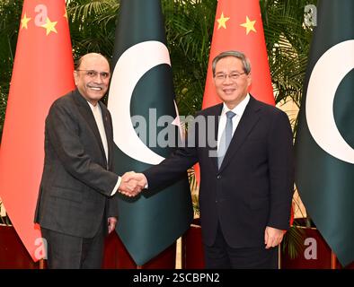 Pékin, Chine. 6 février 2025. Le premier ministre chinois Li Qiang rencontre le président pakistanais Asif Ali Zardari, en visite d'État en Chine, au Grand Hall du peuple à Pékin, capitale de la Chine, le 6 février 2025. Crédit : Li Xiang/Xinhua/Alamy Live News Banque D'Images
