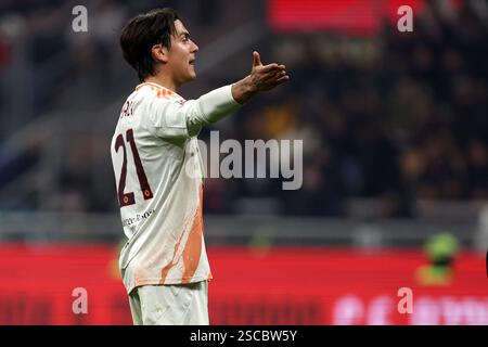 Milan, Italie. 05th Feb, 2025. Paulo Dybala de l'AS Roma Gestures lors du match des quarts de finale de la Coppa Italia entre l'AC Milan et l'AS Roma au Stadio Giuseppe Meazza le 5 février 2025 à Milan, Italie . Crédit : Marco Canoniero/Alamy Live News Banque D'Images
