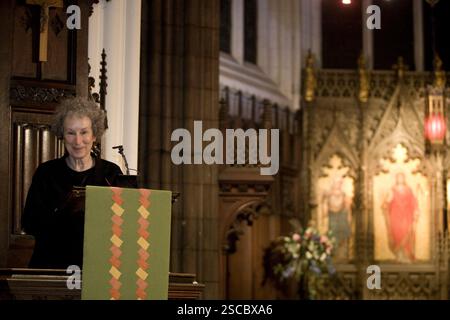 Margaret Atwood, auteure canadienne de renommée internationale, photographiée à la chaire de l'église de l'Édimbourg, répétant le lancement de son nouveau livre intitulé « année du déluge » qui a eu lieu lors d'une représentation spéciale le dimanche 30 novembre. The Reading faisait partie du Festival international du livre d'Édimbourg et a lancé une tournée de trois mois de 20 lectures par Atwood dans six pays. Banque D'Images