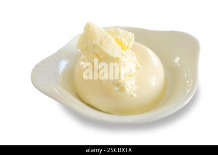 Portion individuelle de Panna Cotta garnie de crème épaisse découpée sur fond blanc - John Gollop Banque D'Images