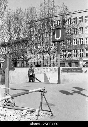 Entrée de la station de métro Deutsches Opernhaus à Berlin-Charlottenburg. L'image montre une femme en face de la station de métro. Banque D'Images