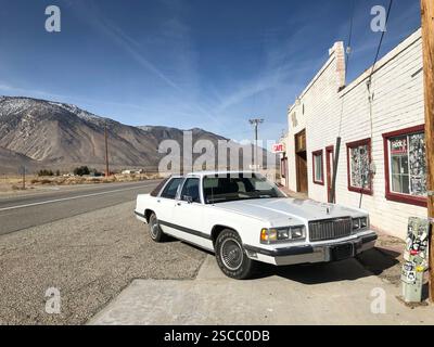 Vintage Mercury Grand Marquis sur Desert Highway à Olancha, CA Banque D'Images