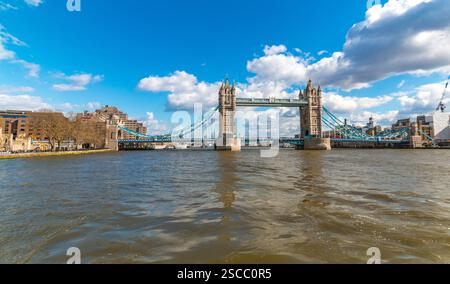 Un vaste panorama du célèbre Tower Bridge vu d'un bateau sur la Tamise à Londres. Le point de repère emblématique est un classement Grade I combiné... Banque D'Images
