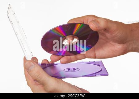 CD-ROM en part isolé sur fond blanc Banque D'Images