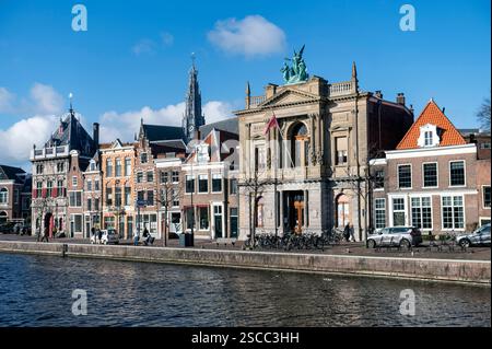 Haarlem pays-Bas 6 février 2025 vue le long de la rivière Spaarne dans le centre de Haarlem avec le Teylers science and art Museum et Grote ou St Bavokerk au-delà lors d'une journée d'hiver fraîche sous un ciel bleu Azur. . Church, stichting Banque D'Images