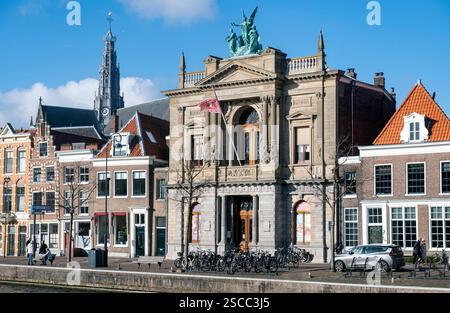 Haarlem pays-Bas 6 février 2025 vue le long de la rivière Spaarne dans le centre de Haarlem avec le Teylers science and art Museum et Grote ou St Bavokerk au-delà lors d'une journée d'hiver fraîche sous un ciel bleu Azur. . Church, stichting Banque D'Images
