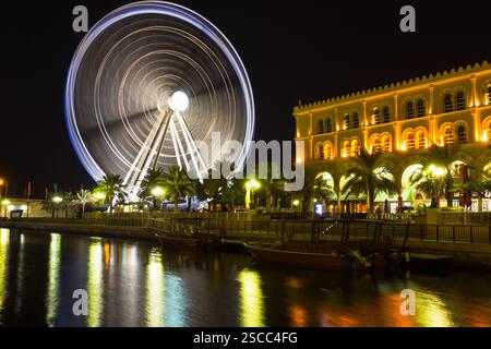 SHARJAH, Émirats arabes Unis - 29 OCTOBRE 2013 : Eye of the Emirates - Grande roue à Al Qasba - Shajah, Émirats arabes Unis Banque D'Images