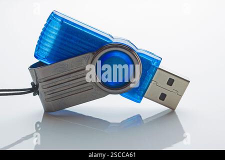 Lecteur flash USB sur le fond blanc Banque D'Images
