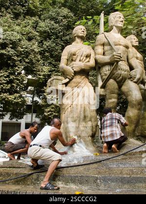 Nettoyage et entretien du monument Aporajeyo Bangla à l'Université de Dhaka, hommage à la guerre de libération du Bangladesh de 1971. Banque D'Images