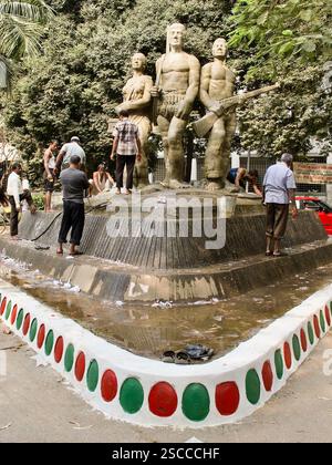 Nettoyage et entretien du monument Aporajeyo Bangla à l'Université de Dhaka, hommage à la guerre de libération du Bangladesh de 1971. Banque D'Images