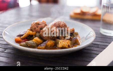 Boulettes de viande cuites avec aubergines fumées mijotées dans un bol Banque D'Images