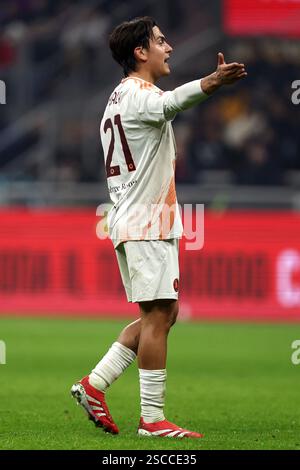 Milan, Italie. 05th Feb, 2025. Paulo Dybala de l'AS Roma Gestures lors du match des quarts de finale de la Coppa Italia entre l'AC Milan et l'AS Roma au Stadio Giuseppe Meazza le 5 février 2025 à Milan, Italie . Crédit : Marco Canoniero/Alamy Live News Banque D'Images
