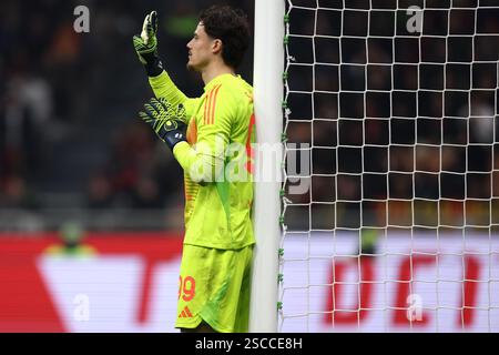 Milan, Italie. 05th Feb, 2025. Mile Svilar de l'AS Roma gestes lors du match des quarts de finale de la Coppa Italia entre l'AC Milan et l'AS Roma au Stadio Giuseppe Meazza le 5 février 2025 à Milan, Italie . Crédit : Marco Canoniero/Alamy Live News Banque D'Images