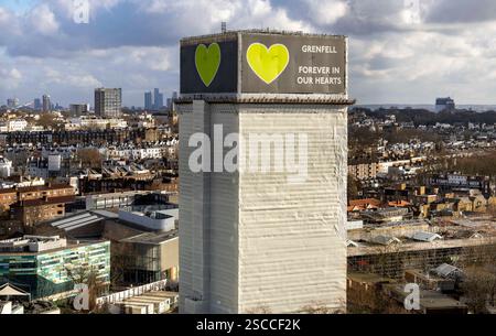 Londres, Royaume-Uni. 6 février 2025. Vue de la tour Grenfell la vice-première ministre Angela Rayner a décidé de démolir la tour Grenfell et de la remplacer par un mémorial. Angela Rayner a rencontré les familles et les survivants de l’incendie de Grenfell mercredi soir pour leur dire que les restes du bâtiment seraient démolis. Crédit : Karl Black/Alamy Live News Banque D'Images