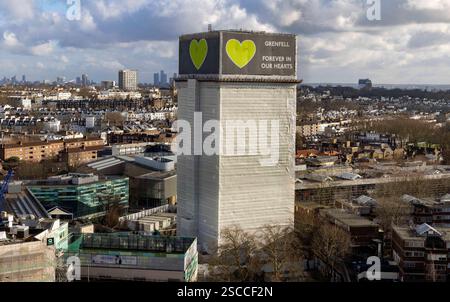 Londres, Royaume-Uni. 6 février 2025. Vue de la tour Grenfell la vice-première ministre Angela Rayner a décidé de démolir la tour Grenfell et de la remplacer par un mémorial. Angela Rayner a rencontré les familles et les survivants de l’incendie de Grenfell mercredi soir pour leur dire que les restes du bâtiment seraient démolis. Crédit : Karl Black/Alamy Live News Banque D'Images