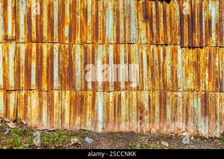 texture plate de clôture rustique faite de planches de métal rouillé Banque D'Images