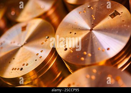Bases de mécanisme de montre complexes fabriquées à partir de laiton, mettant en valeur des techniques de travail des métaux de précision dans un atelier artisanal Banque D'Images