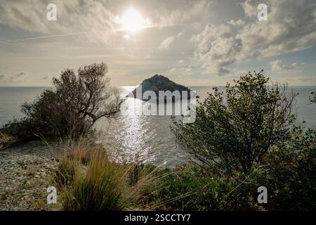 Savone, Italie. L'îlot Bergeggi dans un jour de tempête. Banque D'Images