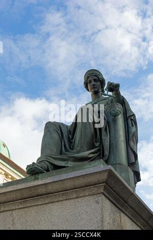 Statue féminine représentant la justice, partie du monument dédié à l'empereur François II/I dans la cour du palais de la Hofburg, Vienne, Vienne, Autriche Banque D'Images
