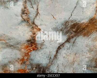 Marbre bleu clair naturel avec des veines rouge or foncé. Luxueuse pierre de marbre naturel bleu de type rare, texture de fond sans couture. Banque D'Images