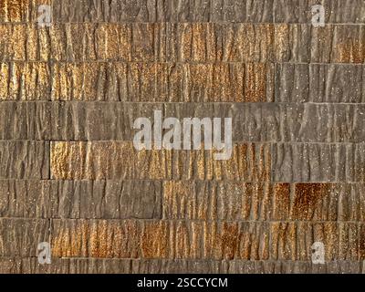 Tuiles texturées rustiques uniques dans un ton de couleur brun bronze, texture mate émaillée avec des accents holographiques métalliques dorés. Brun doré industriel sans couture Banque D'Images