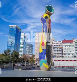 Barcelone, Espagne - 2 février 2025 : sculpture surréaliste 'femme et oiseau' par l'artiste Joan Miro, Barcelone Banque D'Images