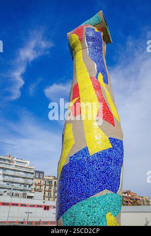 Barcelone, Espagne - 2 février 2025 : sculpture surréaliste 'femme et oiseau' par l'artiste Joan Miro, Barcelone Banque D'Images