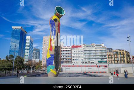 Barcelone, Espagne - 2 février 2025 : sculpture surréaliste 'femme et oiseau' par l'artiste Joan Miro, Barcelone Banque D'Images